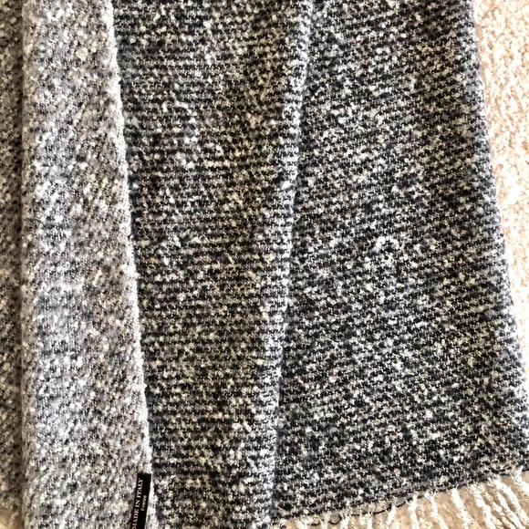 Italian Wrap-Around 100% Wool Knit Scarf made in Italy. - Picture 9 of 9